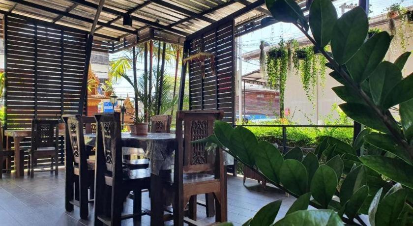 Ritzy House Hotel Chumphon Exterior photo